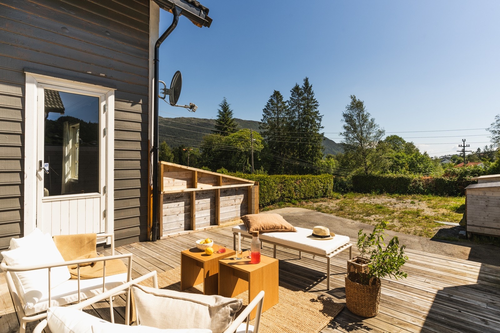 Fra terrassen har du en naturlig tilkomst til den flotte hagen. Galleribilde