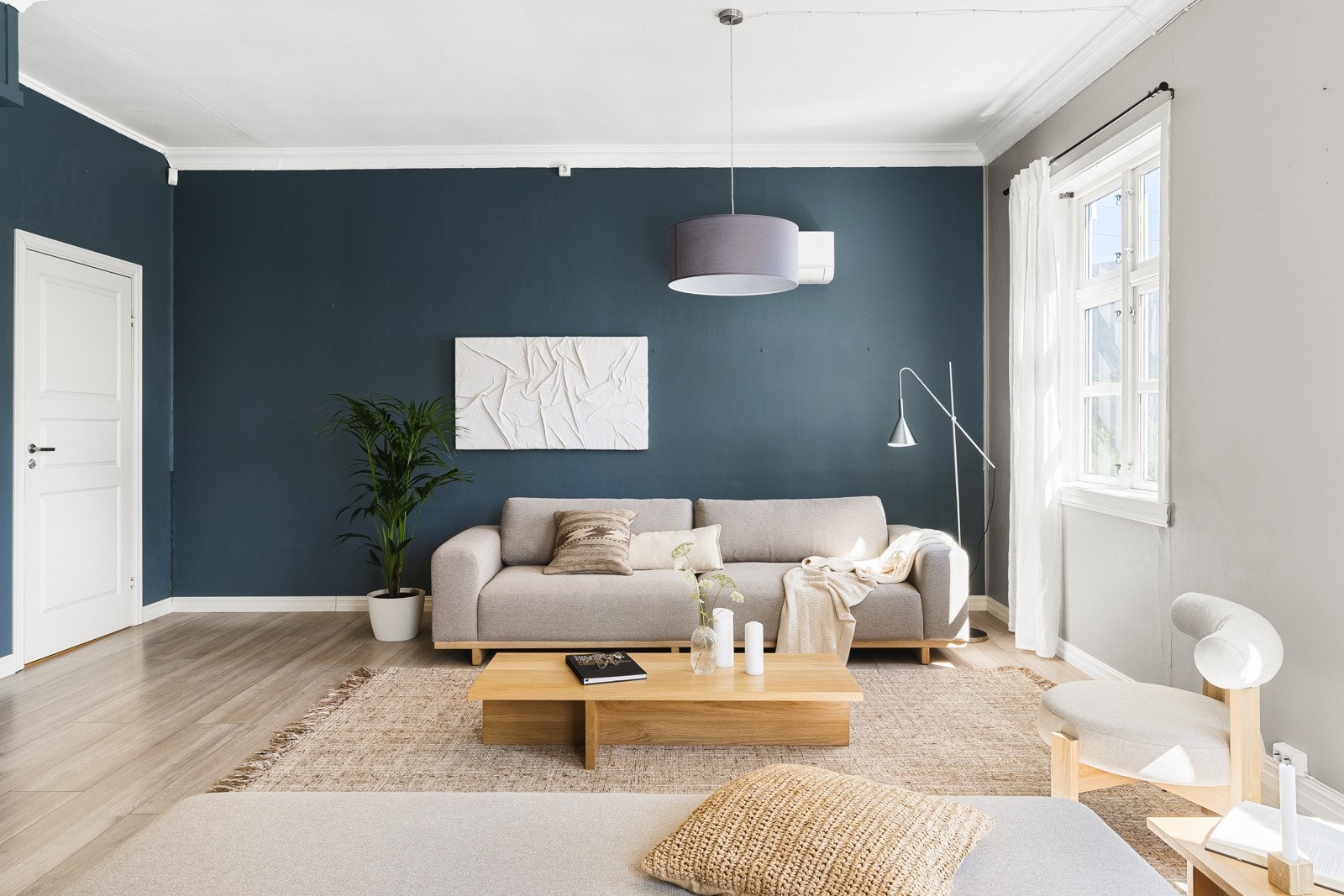 Nymalte vegger og flott takhøyde! Galleribilde