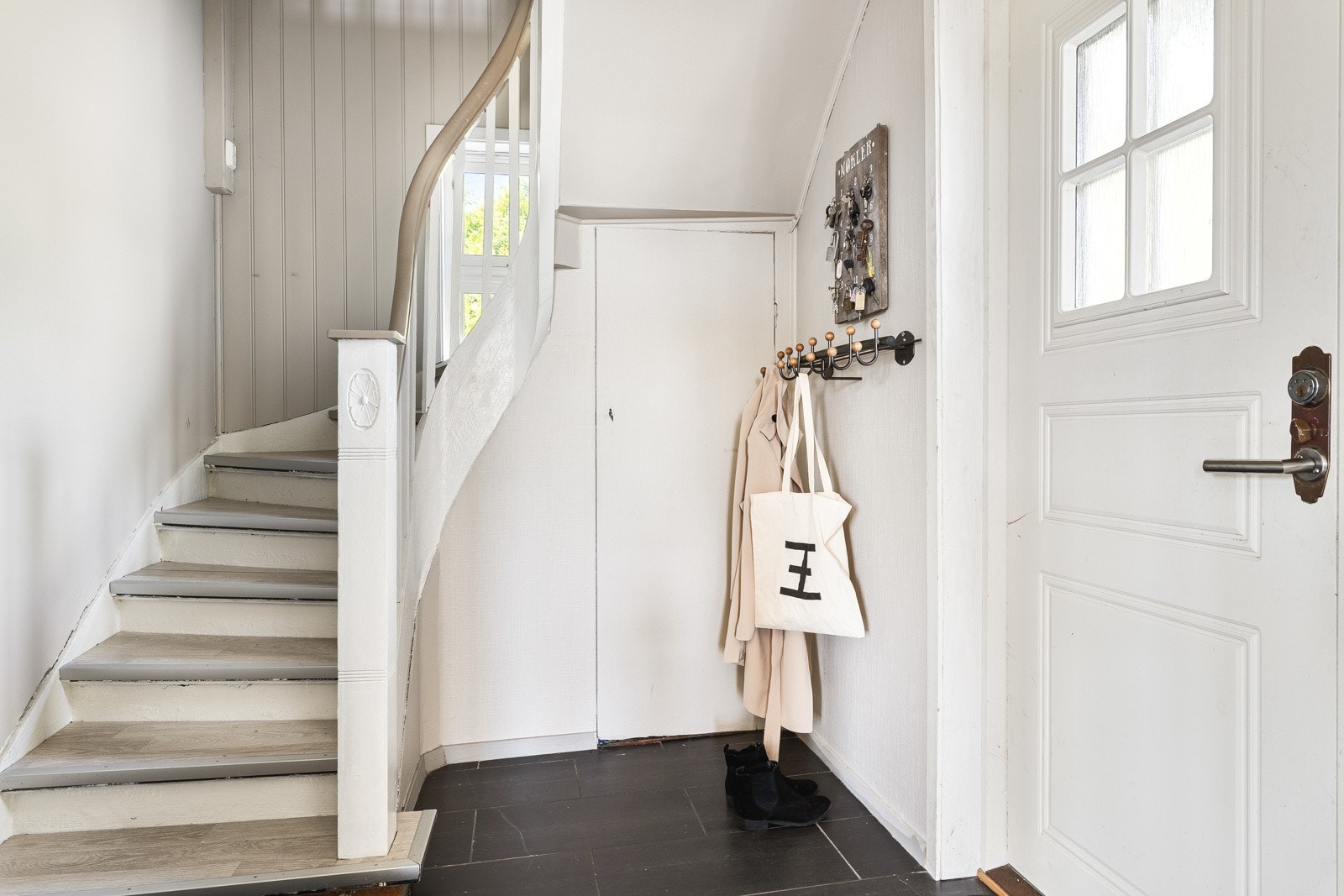 Fra entéen har du tilkomst til loftsetasjen. Galleribilde