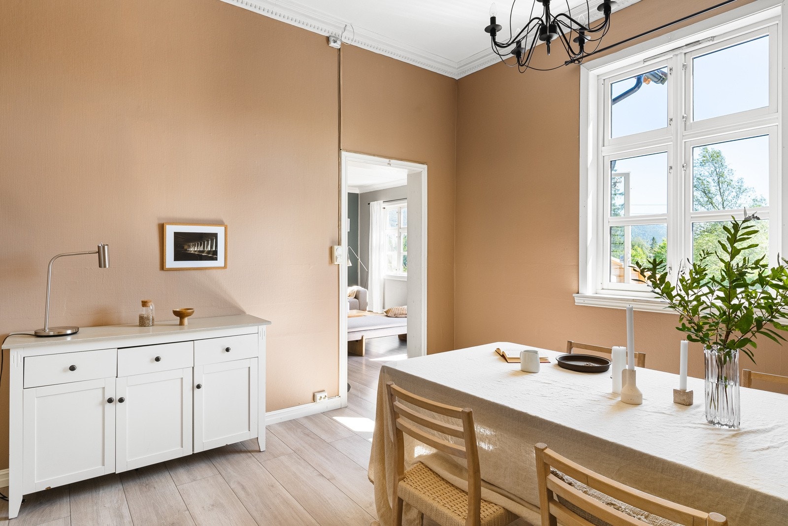 Fra stuen har du også tilkomst til spisestuen. Galleribilde