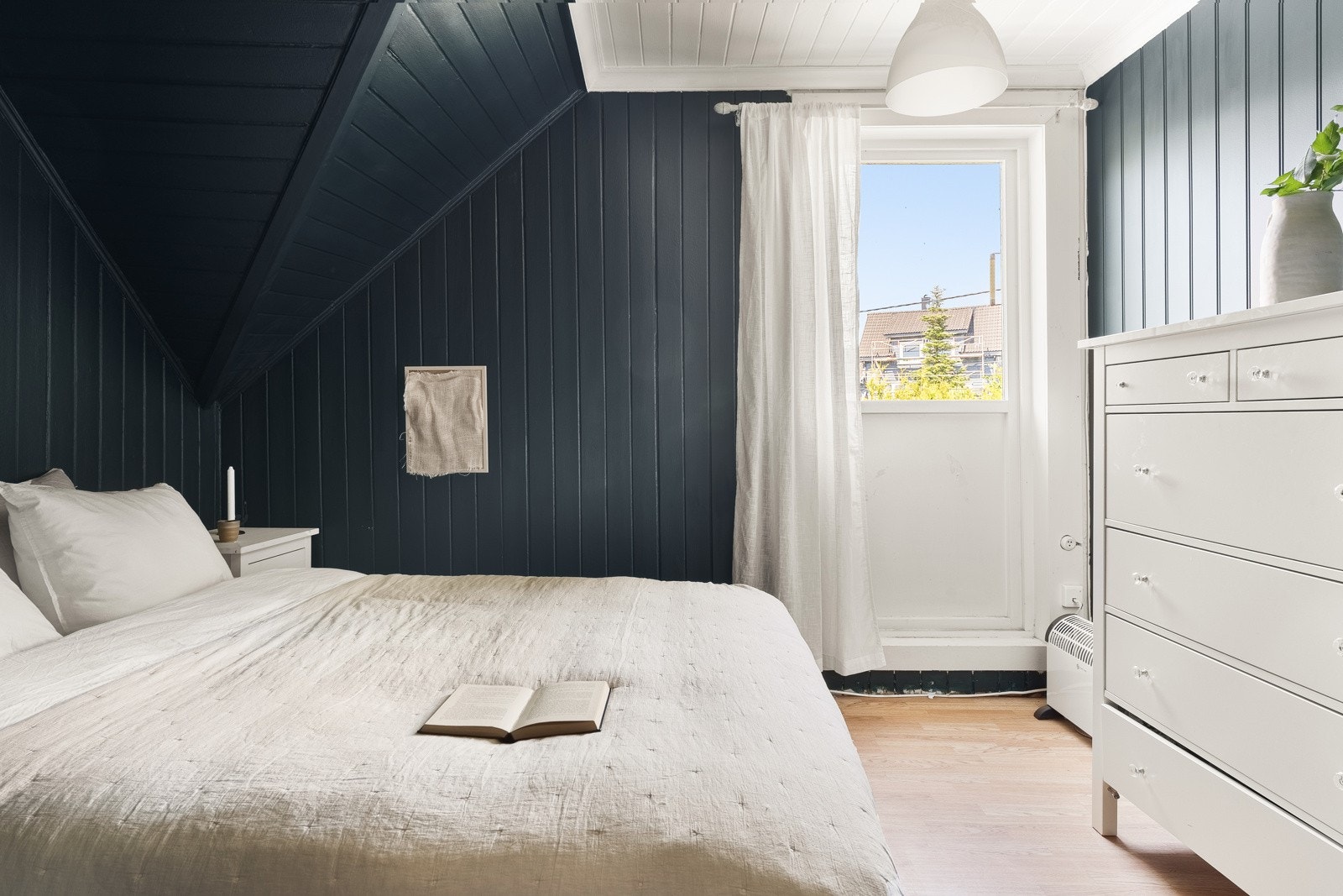 Fra hovedsoverommet har du tilkomst til leilighetens nordvendte balkong på ca. 2,7 kvm. Galleribilde