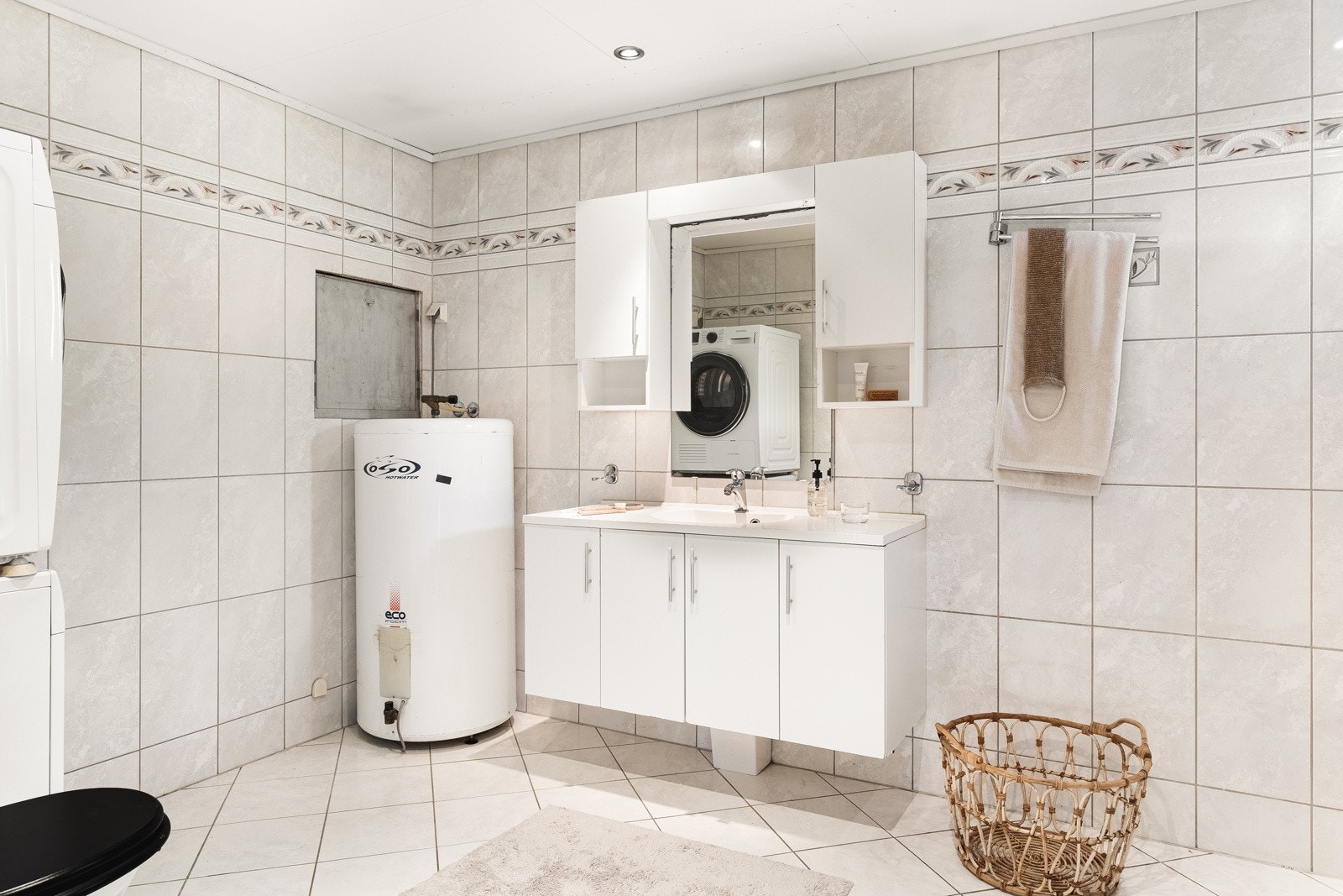 Huset har to bad hvorav dette er det største. Her har du varmekabler i gulv. Galleribilde