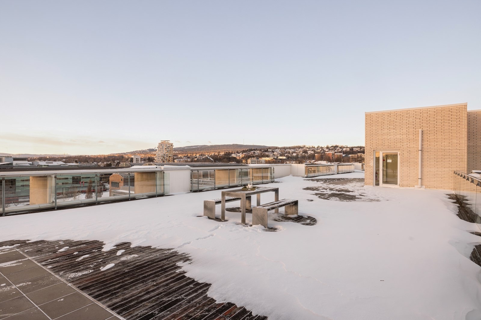 Beboere har tilgang til en felles takterrasse med fantastiske solforhold og nydelig utsikt over nabolag, Oslo by og åsene rundt! Galleribilde