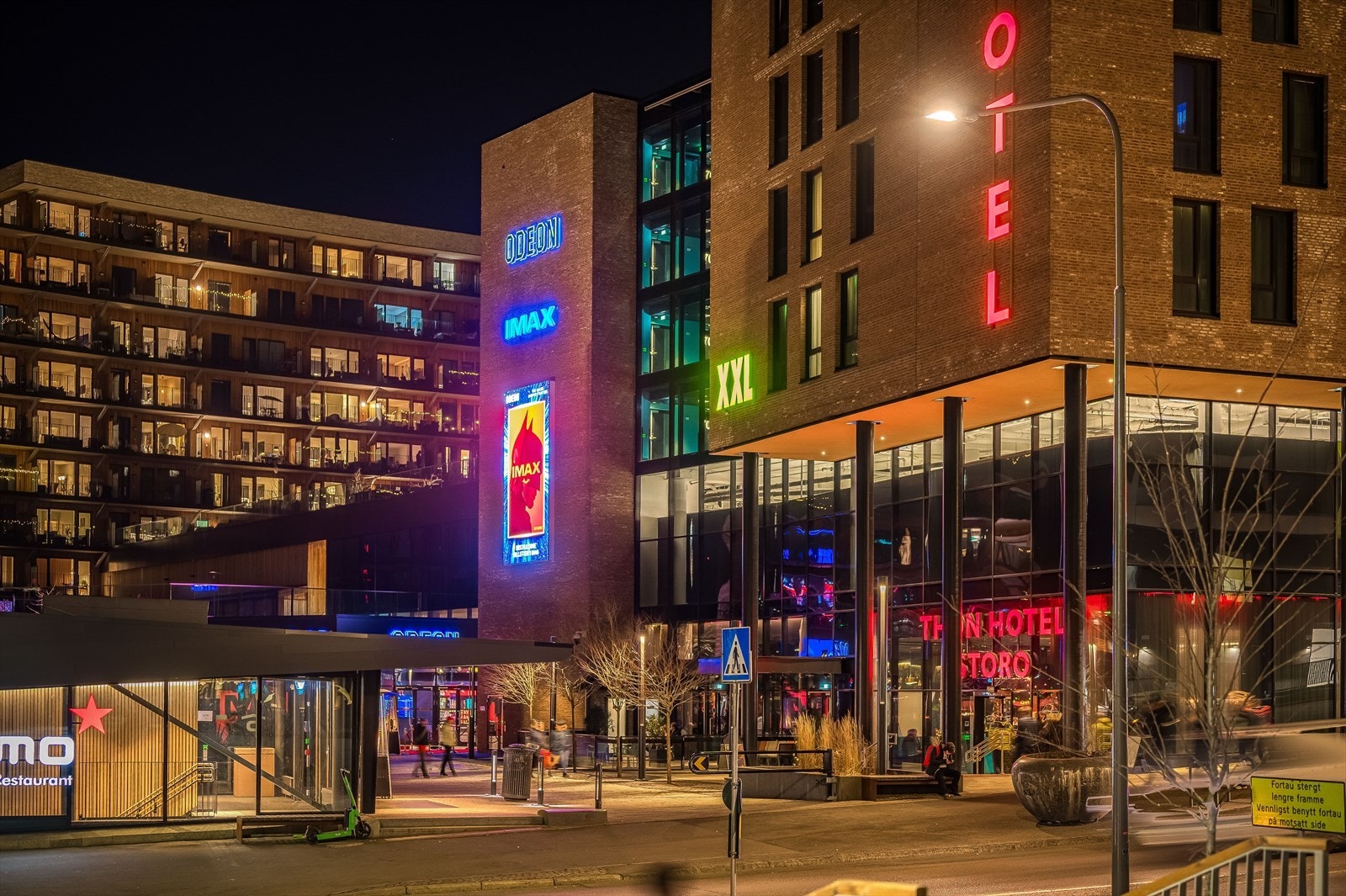 Innen et par minutters gange finner du Odeon IMAX kino. Kinoen stod klar i mars 2018 og huser hele 11 saler. Omkring kinoen finner du også Sumo Sushi, Johnny Rockets burgerrestaurant og Los Tacos Galleribilde