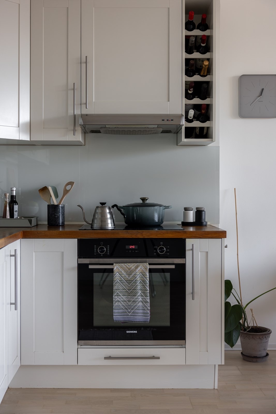 Kjøkkenet er både funksjonelt og innbydende. Ventilator med mekanisk avtrekk. Galleribilde