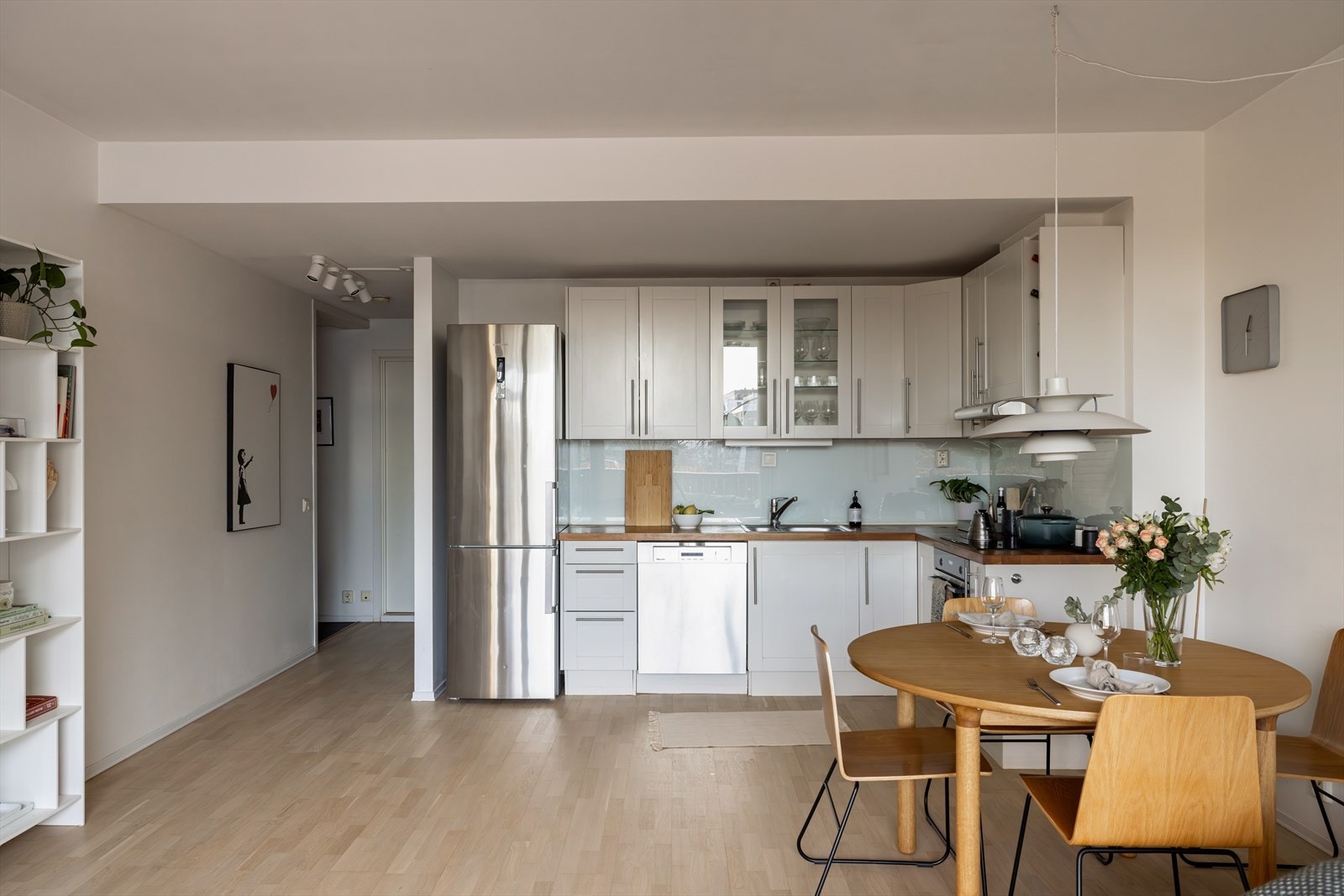 Kjøkkenet har god skap- og benkeplass. Galleribilde