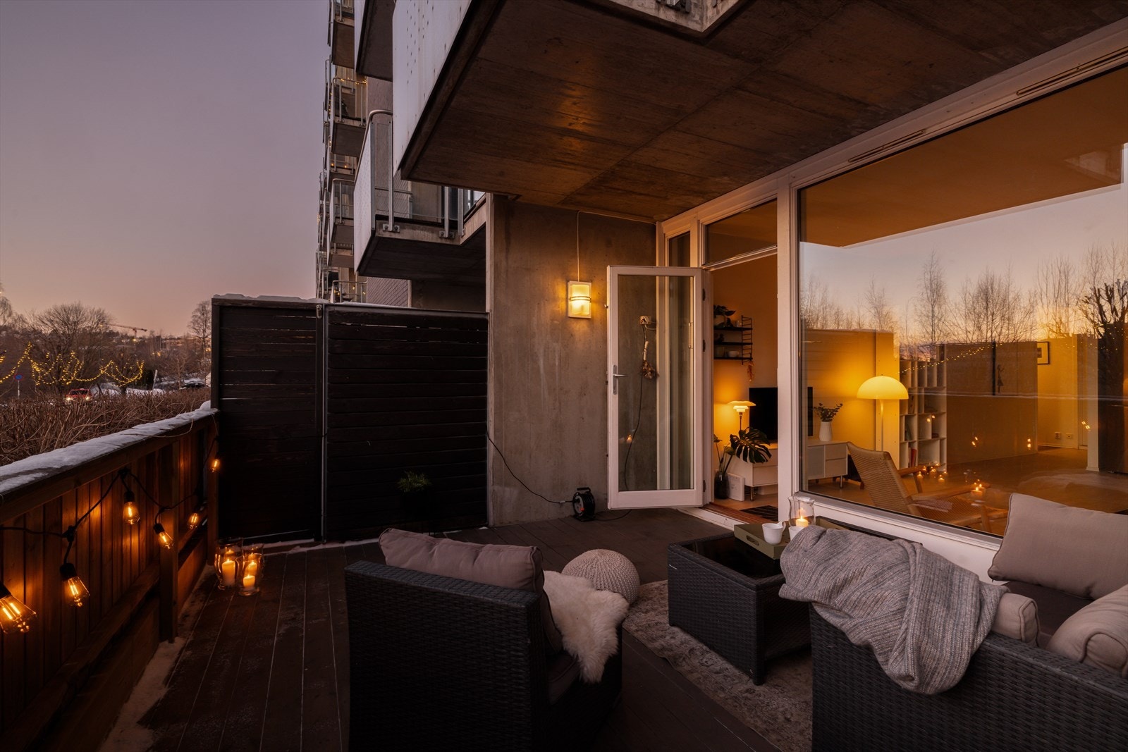 Terrassen er delvis overbygget og inngjerdet, med god plass til utemøbler, grill og planter. Galleribilde