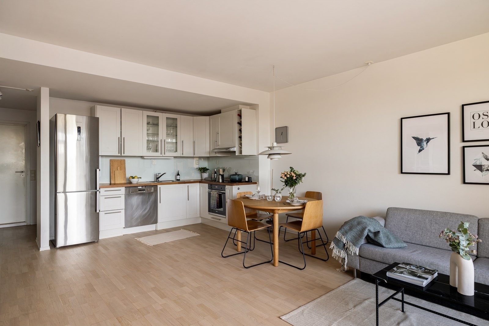 Stuen er i åpen løsning mot kjøkken og har en naturlig plass for spisebord som deler rommet på en utmerket måte. Praktisk kjøkken fra Norema med hvite, slette fronter og heltre benkeplate som gir et tidløst uttrykk. Galleribilde