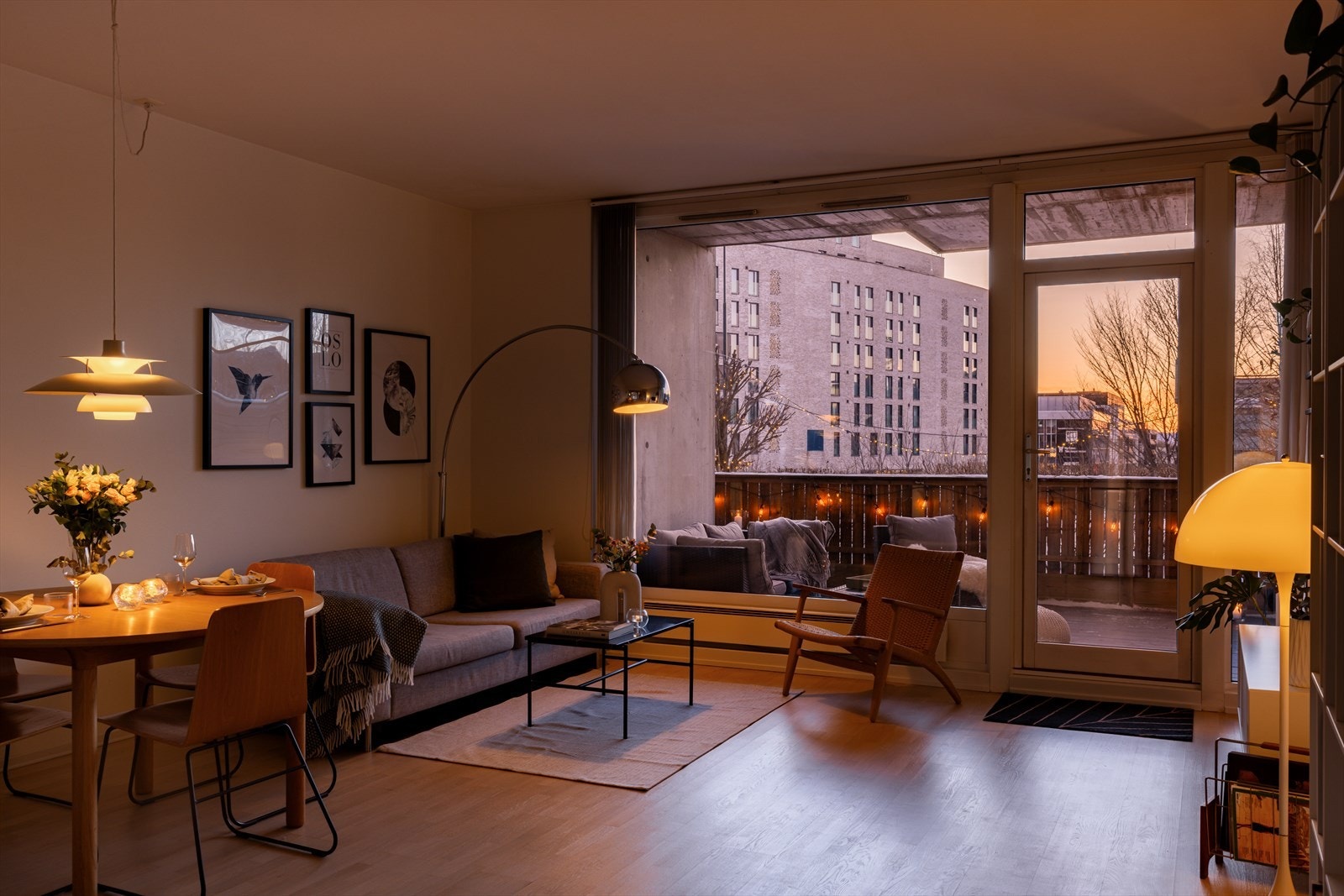 De store vinduene slipper inn rikelig med naturlig lys og skaper en luftig atmosfære. Galleribilde