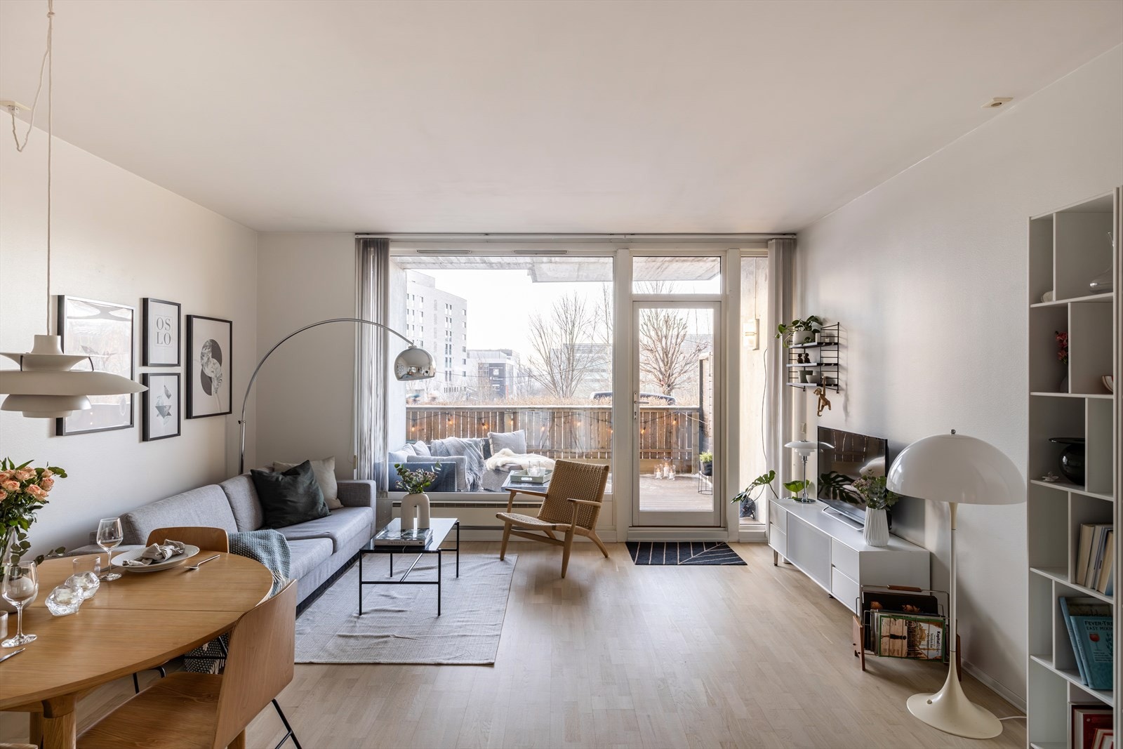 Lys og tiltalende stue med god plass til sofagruppe med tilhørende møblement. Leiligheten oppleves svært arealeffektiv og de to store, flotte terrassene gir også fantastisk fine utearealer på sommerstid Galleribilde