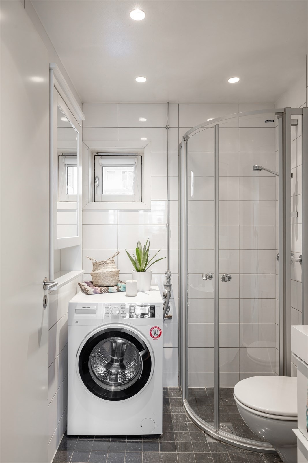 Dusjnisjen er utstyrt med dusjvegger i herdet glass. Det er opplegg for vaskemaskin, og ventilasjonen sikres via mekanisk avtrekk. Galleribilde