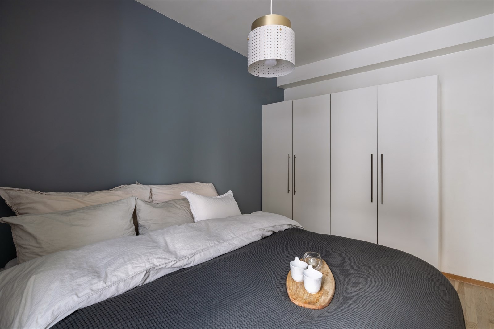 De øvrige lyse overflatene gjør rommet lett å innrede. Rommet har plass til dobbeltseng, nattbord og har garderobeskap som medfølger boligen. Galleribilde