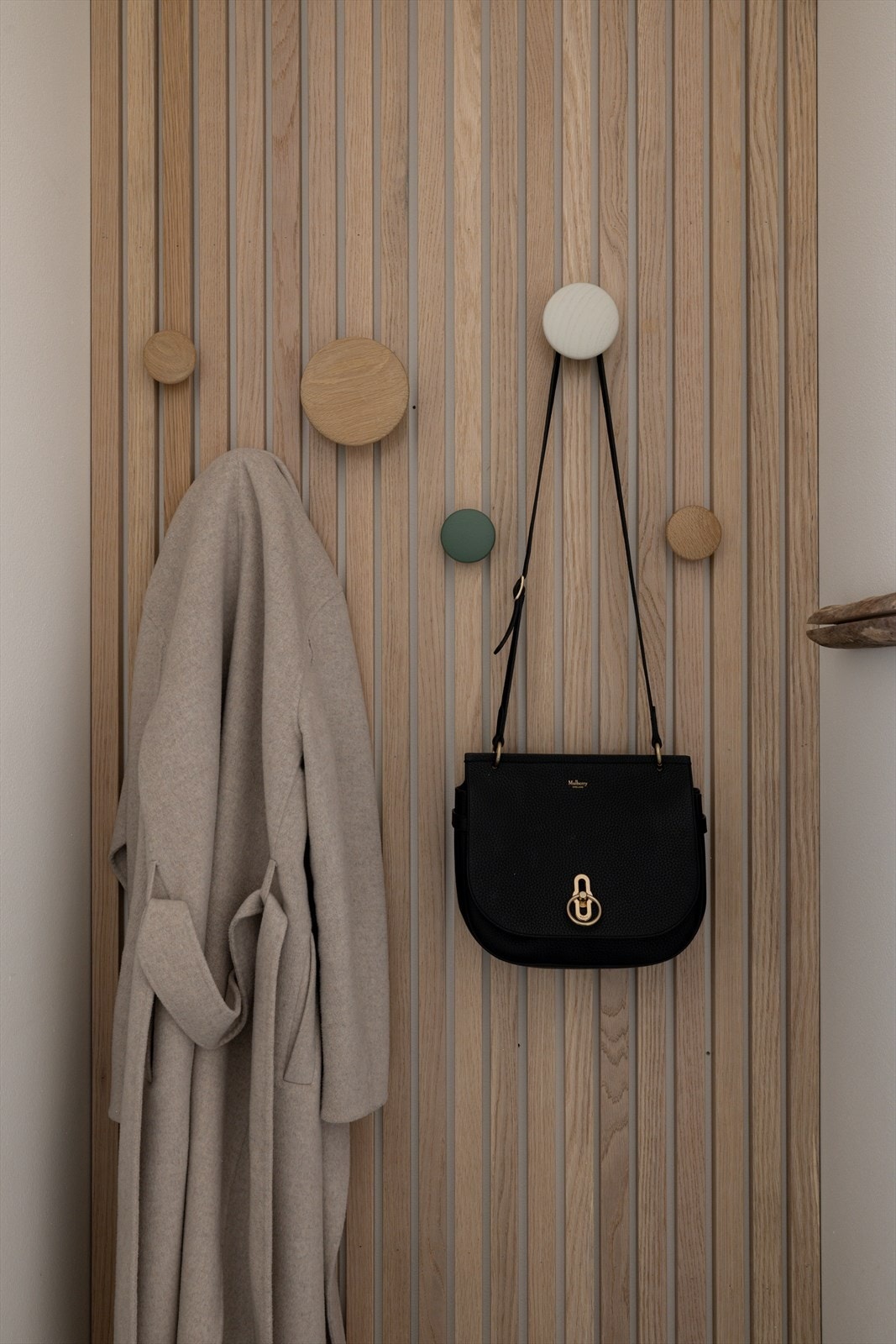 Det er god oppbevaringsplass i entré, både i form av nisje for klesoppheng samt medfølgende garderobeskap. Boligen disponerer også en kjellerbod på 5 kvm som gir ekstra lagringsplass. Galleribilde