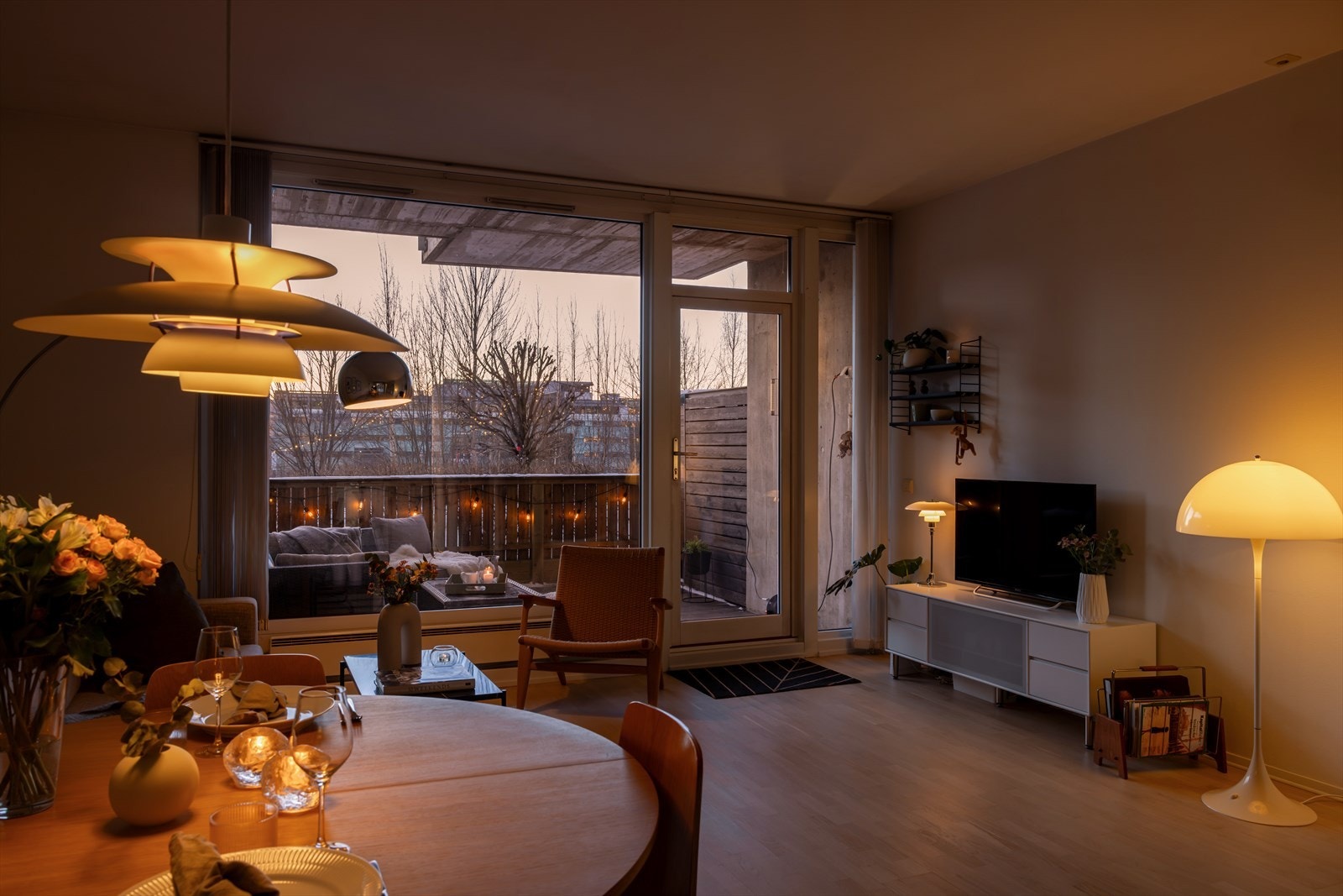 Nøytrale veggflater gir et tidløst uttrykk og de store vinduene fra gulv til tak gir godt lysinnfall og fin romfølelse Galleribilde