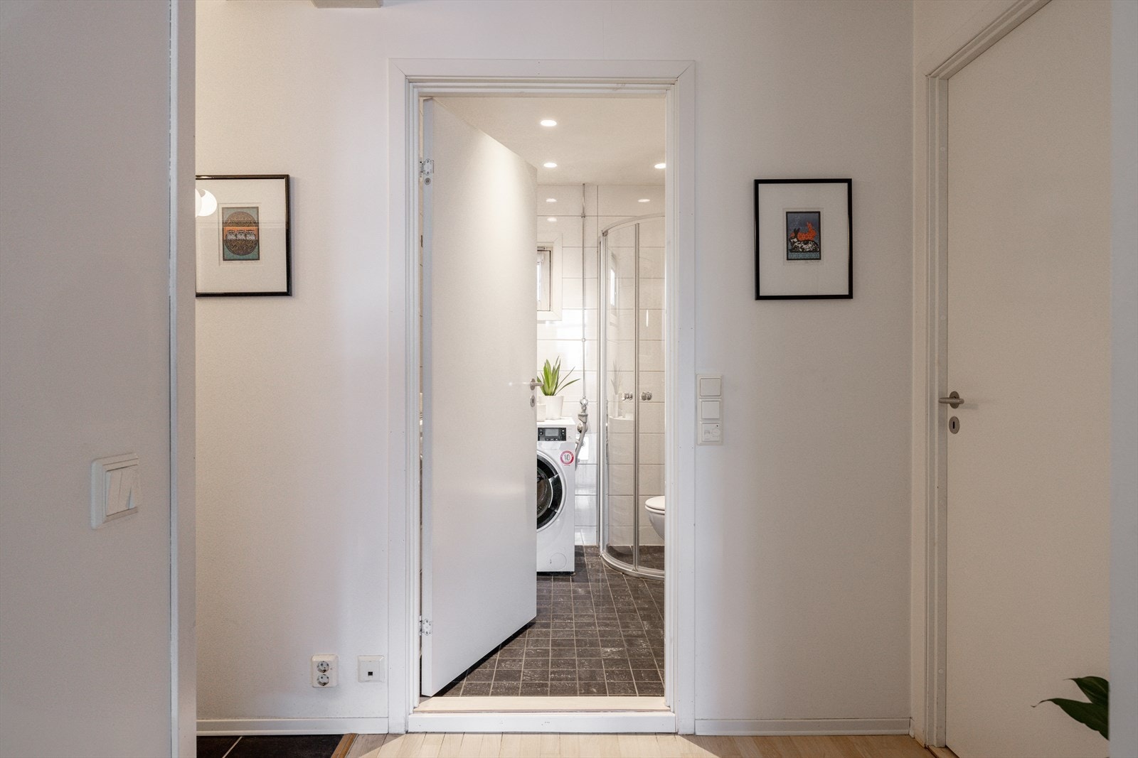 Baderom ligger i bakkant av leiligheten sammen med leilighetens to soverom. Galleribilde