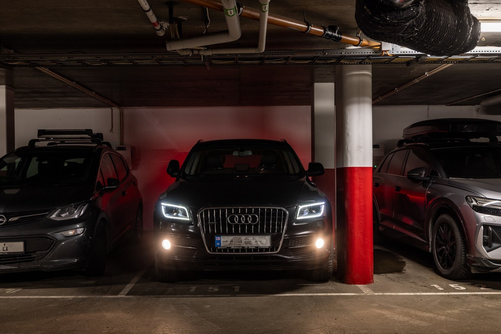 Boligen selges med bruksrett til garasjeplass nr. 151. Det er også mulig å leie/kjøpe ekstra parkeringsplass i garasjeanlegget ved ledig kapasitet. Galleribilde