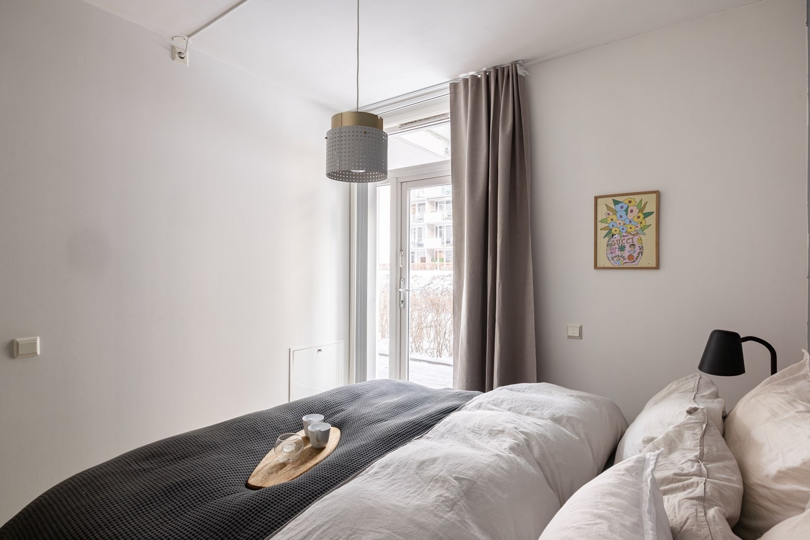 Fra soverommet er det direkte utgang til en privat terrasse på ca. 17 kvm - perfekt for å nyte rolige morgener. Galleribilde