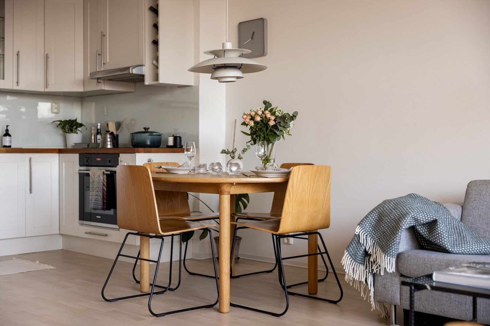 Mellom stue- og kjøkkensonen er det perfekt å innrede med et spisebord. Her er det hyggelig å samle venner og familie til hyggelige lag. Galleribilde