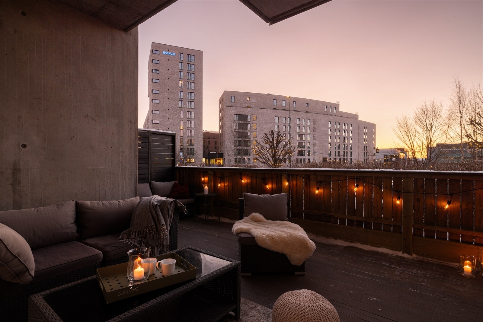 Denne boligen byr på to store og flotte uteplasser, en med utgang fra stue og en med utgang fra hovedsoverom. Dette er en gjennomgående og tiltalende 3-roms selveier i et nyere bygg fra 2006. Galleribilde