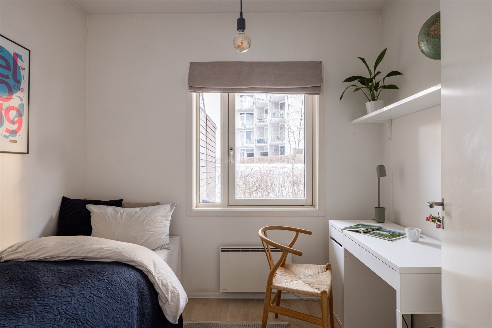 Soverom 2 er et lyst og trivelig soverom med plass til seng, nattbord og skrivepult. Galleribilde