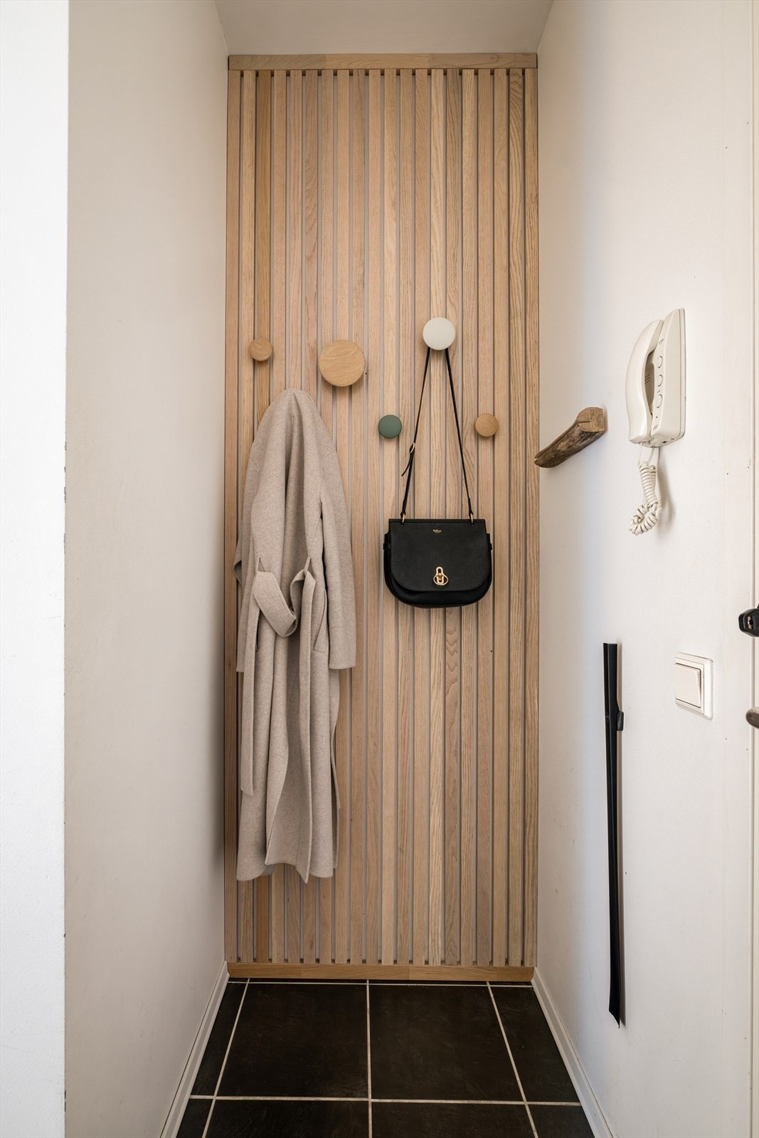 Entré: En lys og innbydende entré som gir et flott førsteinntrykk. Eikespiler, montert våren 2021, tilfører rommet et moderne og stilrent preg. Galleribilde