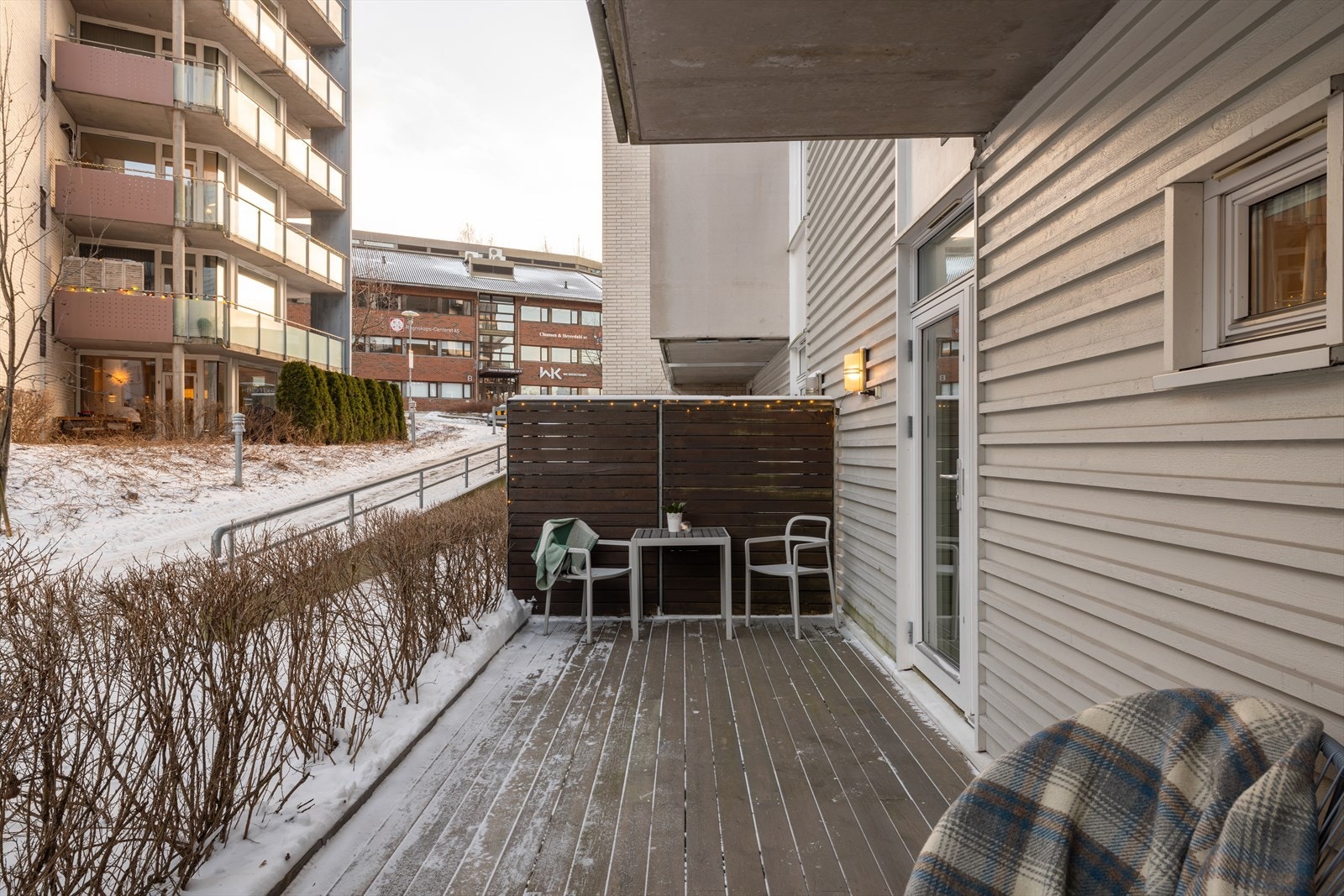 Denne private markterrassen på ca. 17 m² har utgang fra hovedsoverommet. Her nytes gjerne morgenkaffen på solrike morgener. Galleribilde