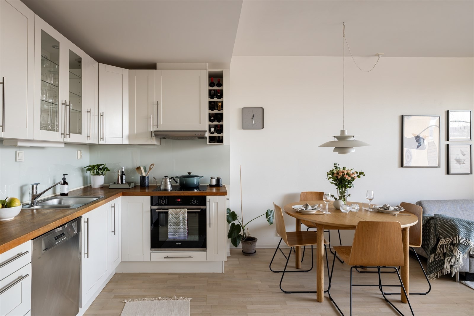 Medfølgende hvitevarer inkluderer oppvaskmaskin, integrert ovn og en induksjonstopp fra 2021. Galleribilde