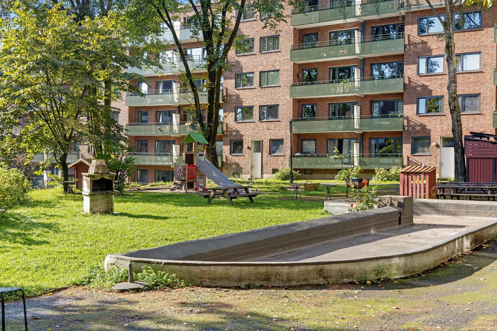 Frodig og skjermet bakgård som kan benyttes av beboere etter ønske. Galleribilde