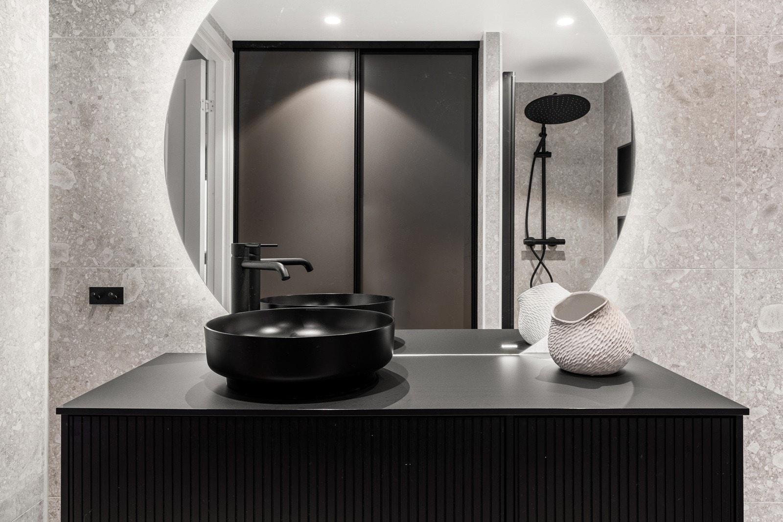 På badet er det opplegg til vaskemaskin og plass til tørketrommel i tårn, samt at ny varmtvannstank er plassert her. Galleribilde