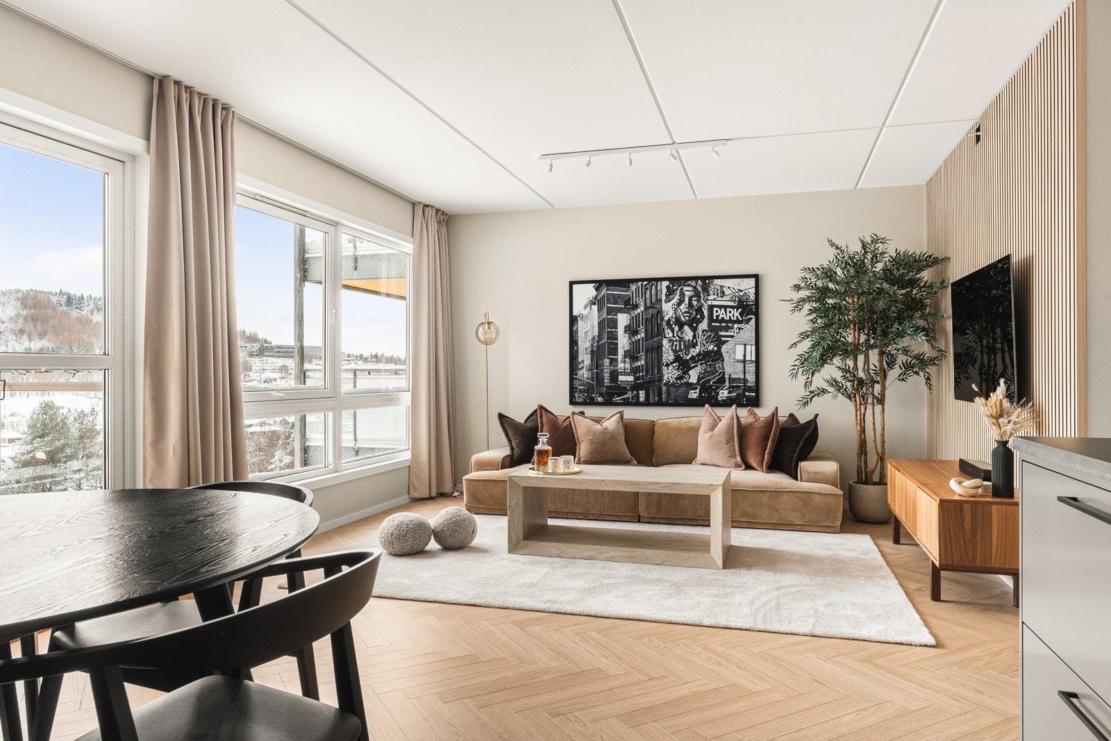 Rommets størrelse og planløsning gjør det mulig å møblere i forskjellige soner, så en har god plass til sofagruppe og spisebord. Galleribilde