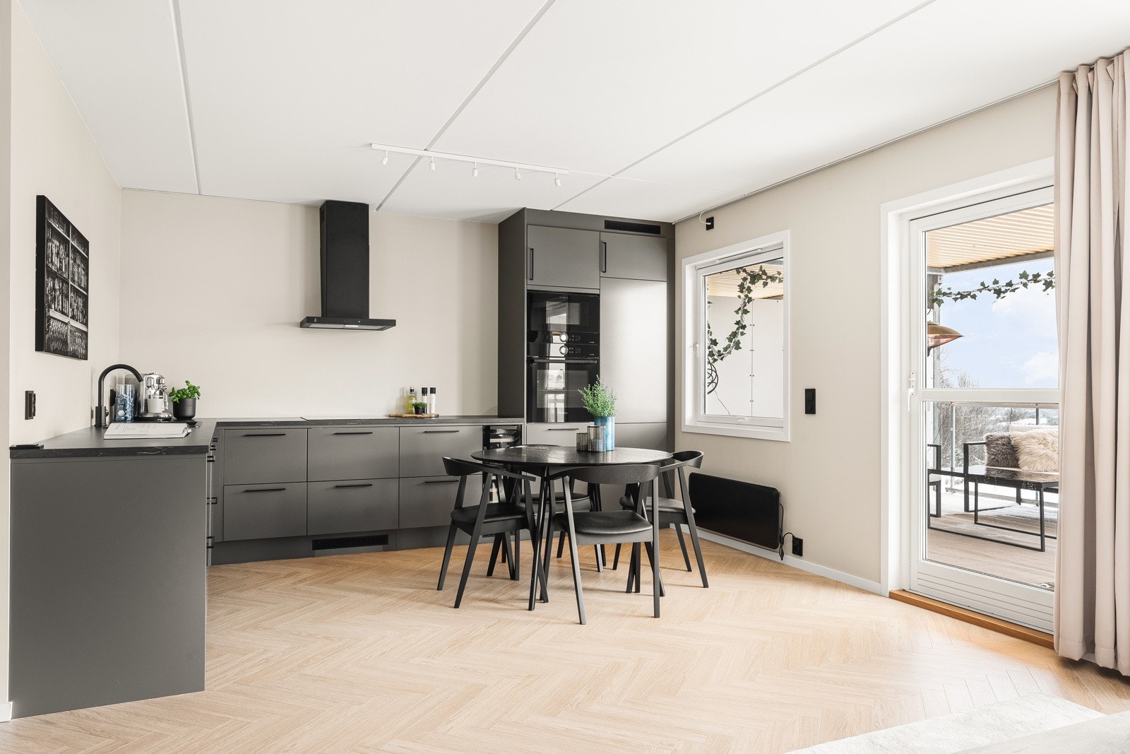 Kjøkkenet er levert av Epoq i 2021 og har en innredning som består av slette fronter og benkeplate av laminat. Galleribilde