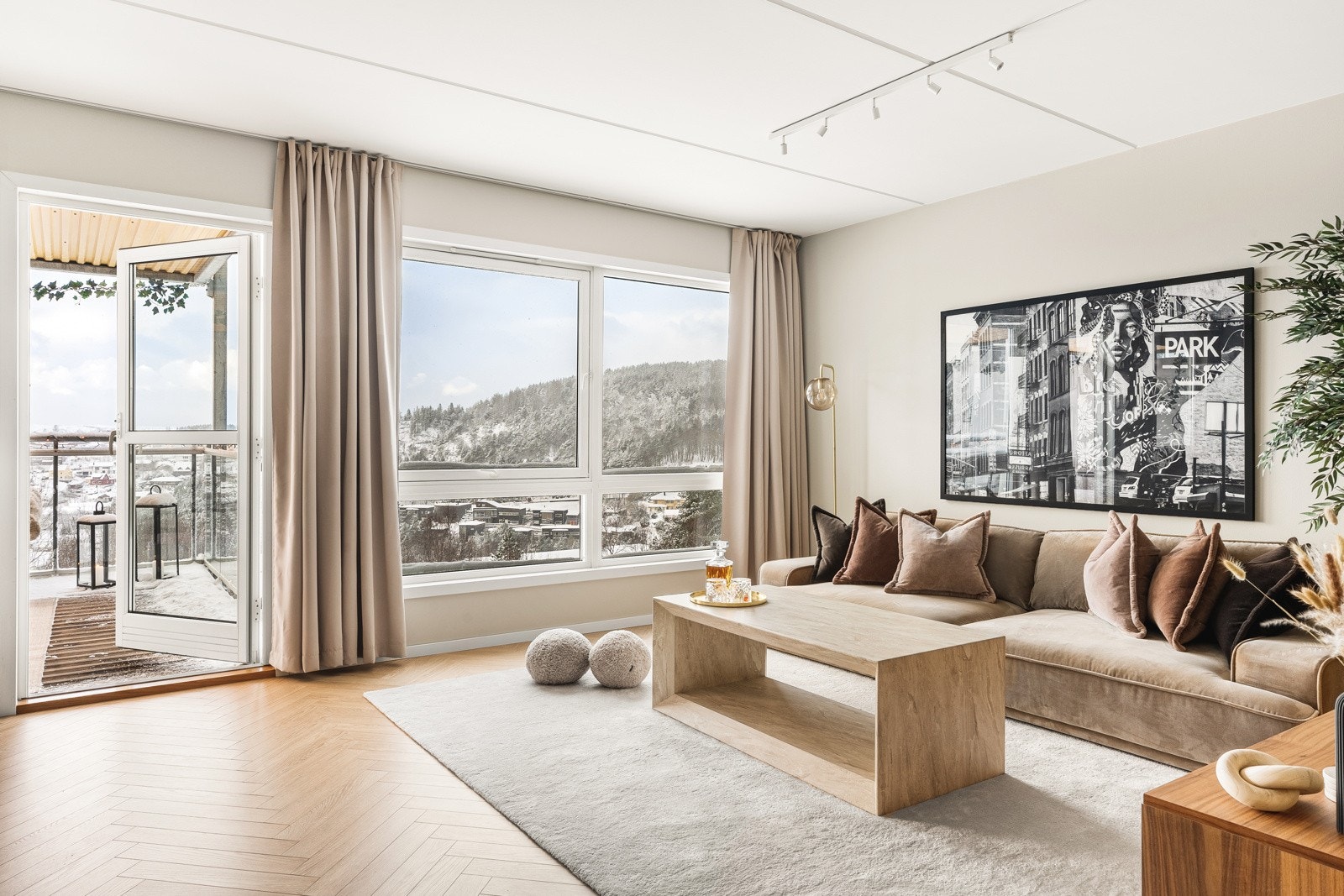Store vindusflater sørger for godt med dagslys hele året. Galleribilde