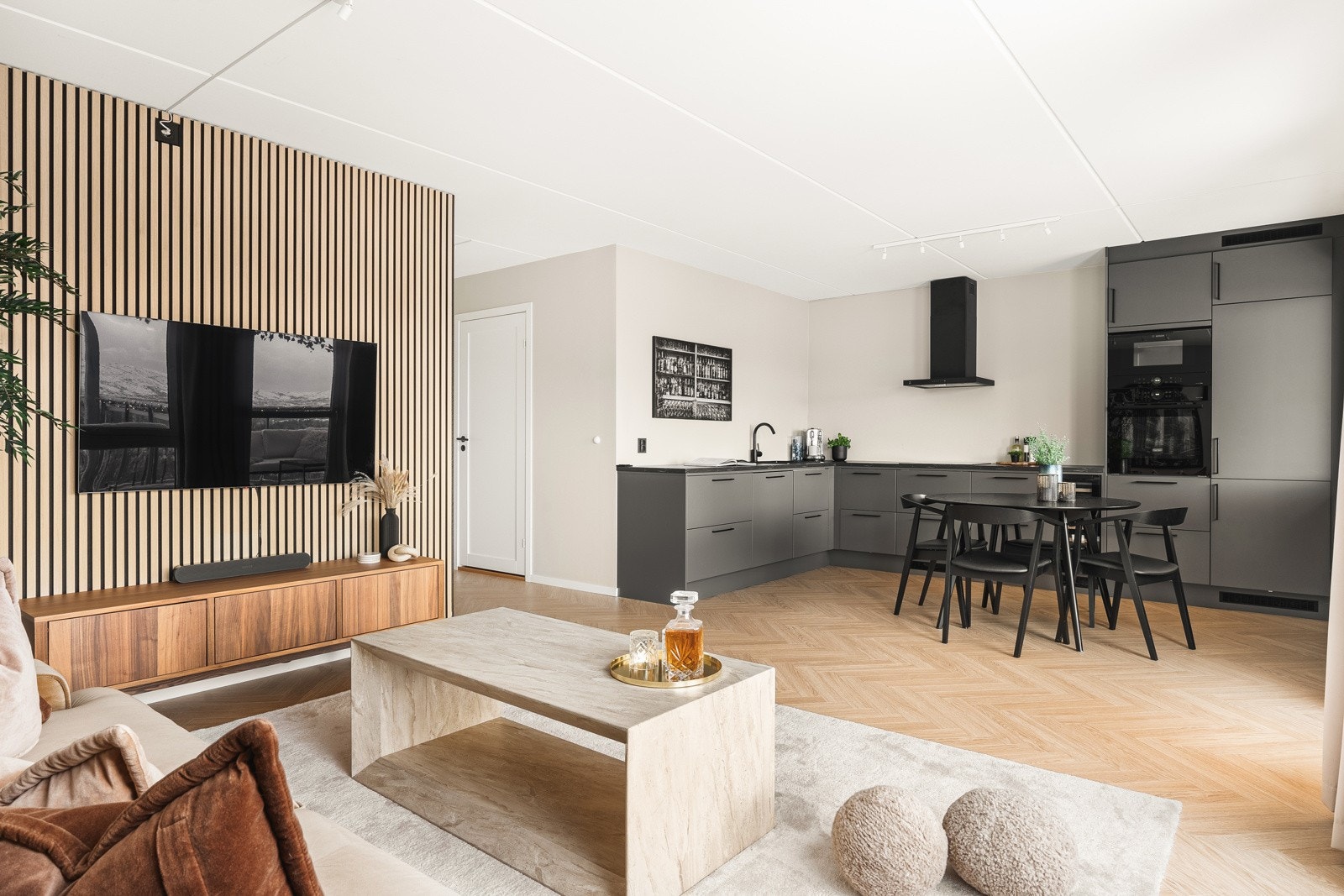En topp moderne leilighet med attraktive material- og fargevalg. Galleribilde