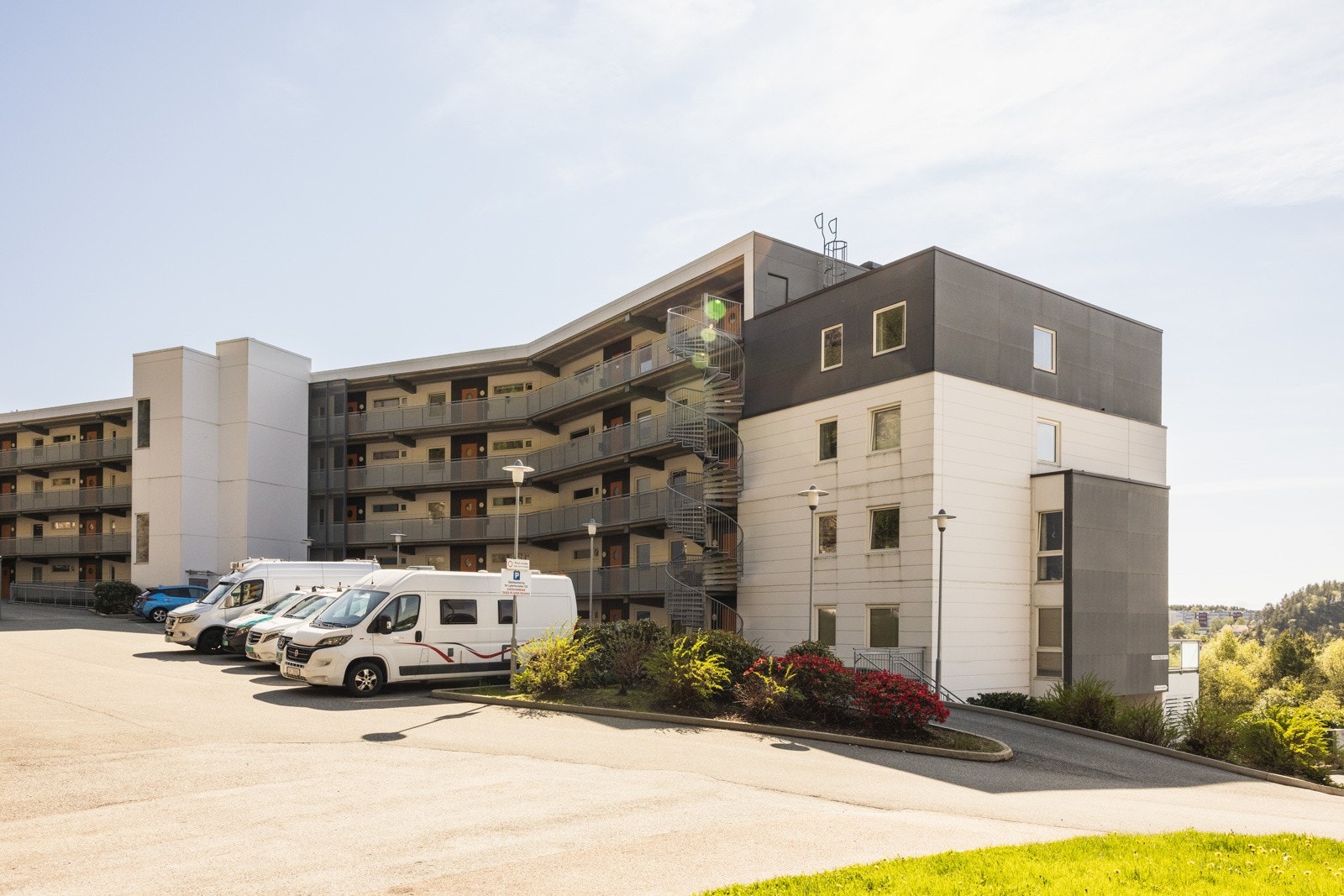 Sameiet har en utvendig parkeringsplass hvor det er satt av 10 parkeringsplasser til gjester og 5 er avsatt til beboere med førstemann til mølla prinsippet. Galleribilde