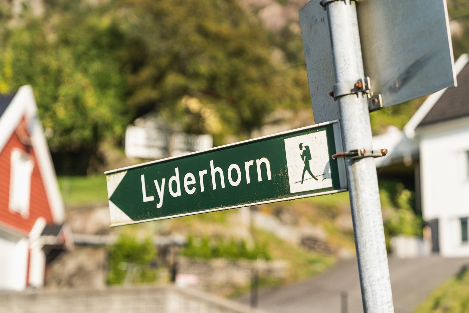 Like utenfor blokken går det en tursti til Lille Lyderhorn og toppen av Lyderhornsfjellet. Galleribilde