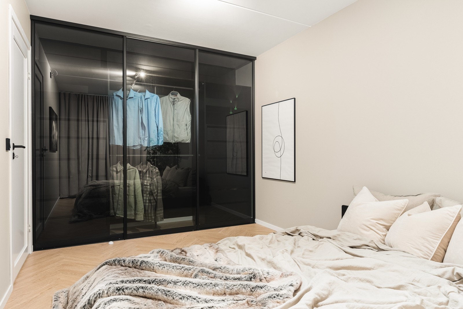 Romslig skyvedørsgarderobe med smarte løsninger. Galleribilde