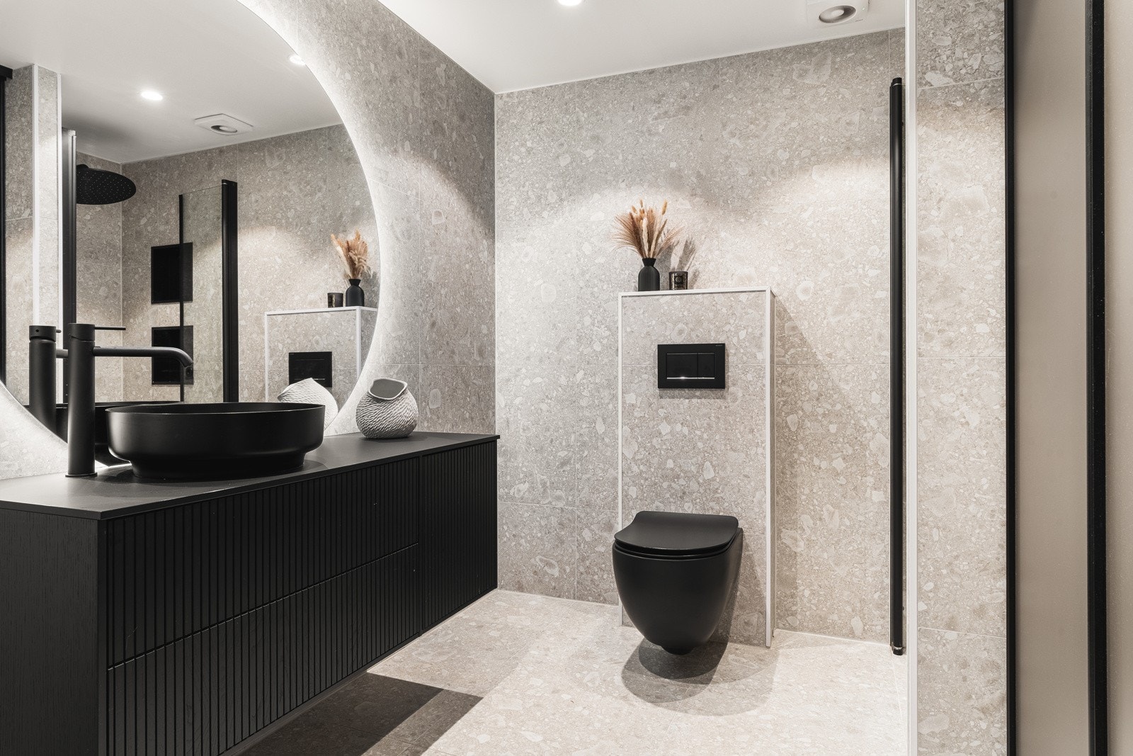 Badet måles til 5,8 kvm. og er pusset opp i 2022. Det er helfliset med varmekabler i gulv og nye downlights i himling. Galleribilde