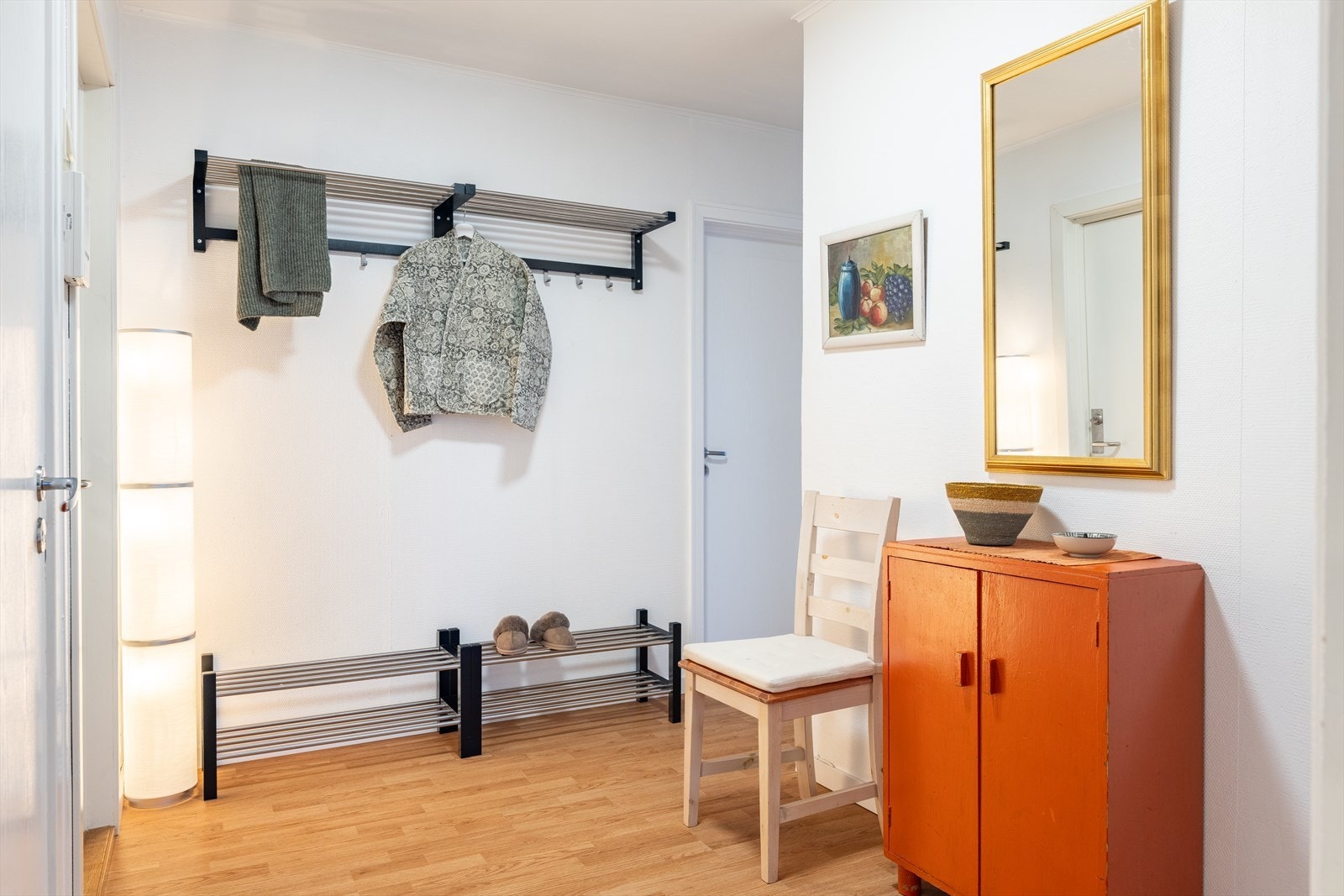 Innbydende entré med god plass til oppbevaring av sko og yttertøy. Galleribilde