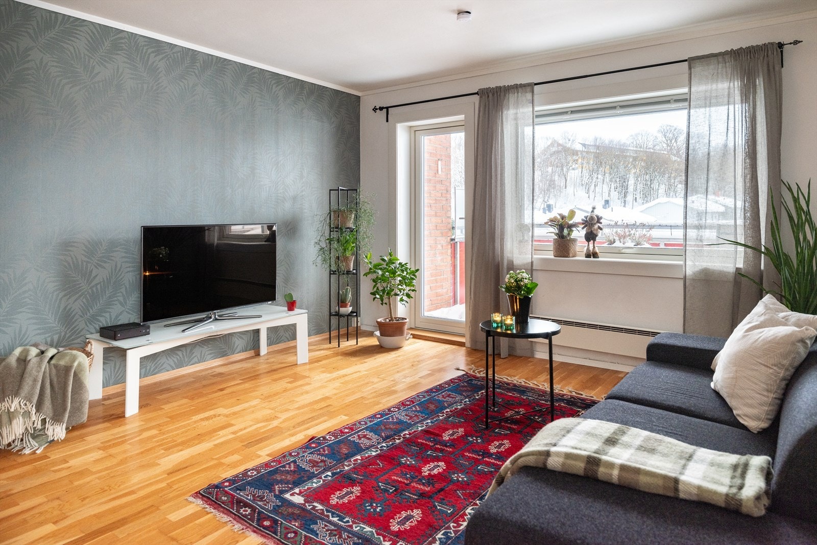 Leiligheten strekker seg over hele 82m², bestående av entré, bad, wc-rom, 3 soverom, stue og kjøkken. Galleribilde