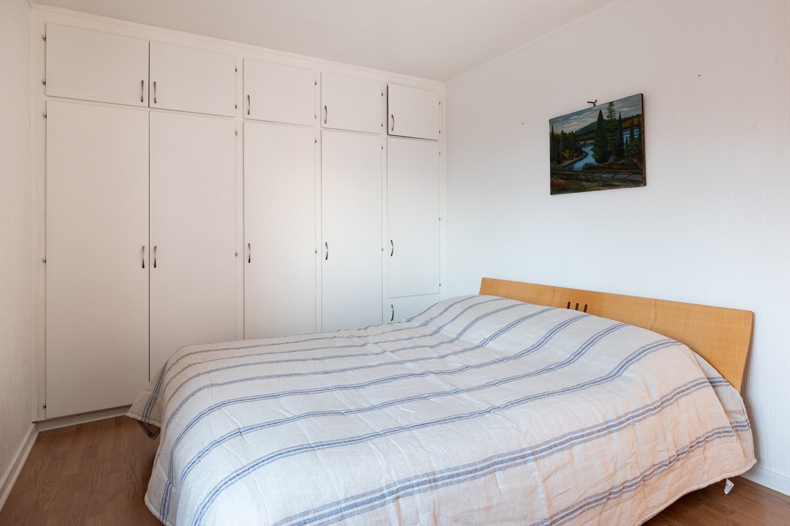 Det er tre gode soverom i leiligheten. Hovedsoverommet måler hele 13,8m², her får du god plass til dobbeltseng og garderobeskap. Galleribilde