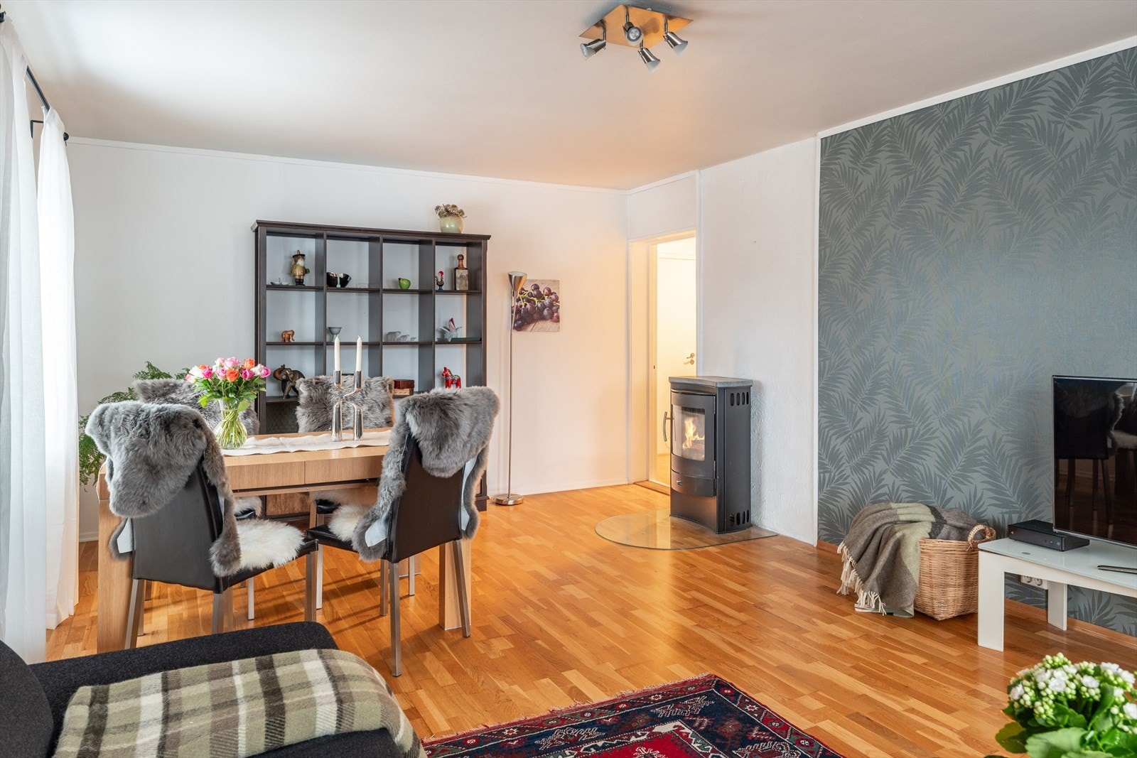 Stuen måler 23,3m², og byr på flere gode møbleringsmuligheter. Galleribilde