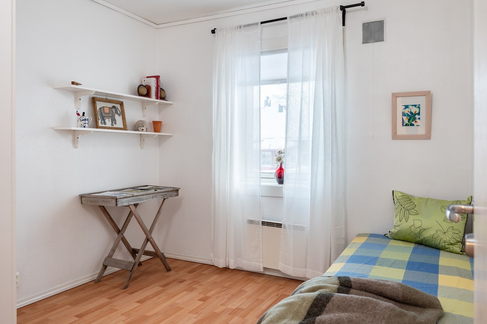Det minste soverommet er på 8m². Her er det også god plass til en stor seng og garderobeløsning. Galleribilde