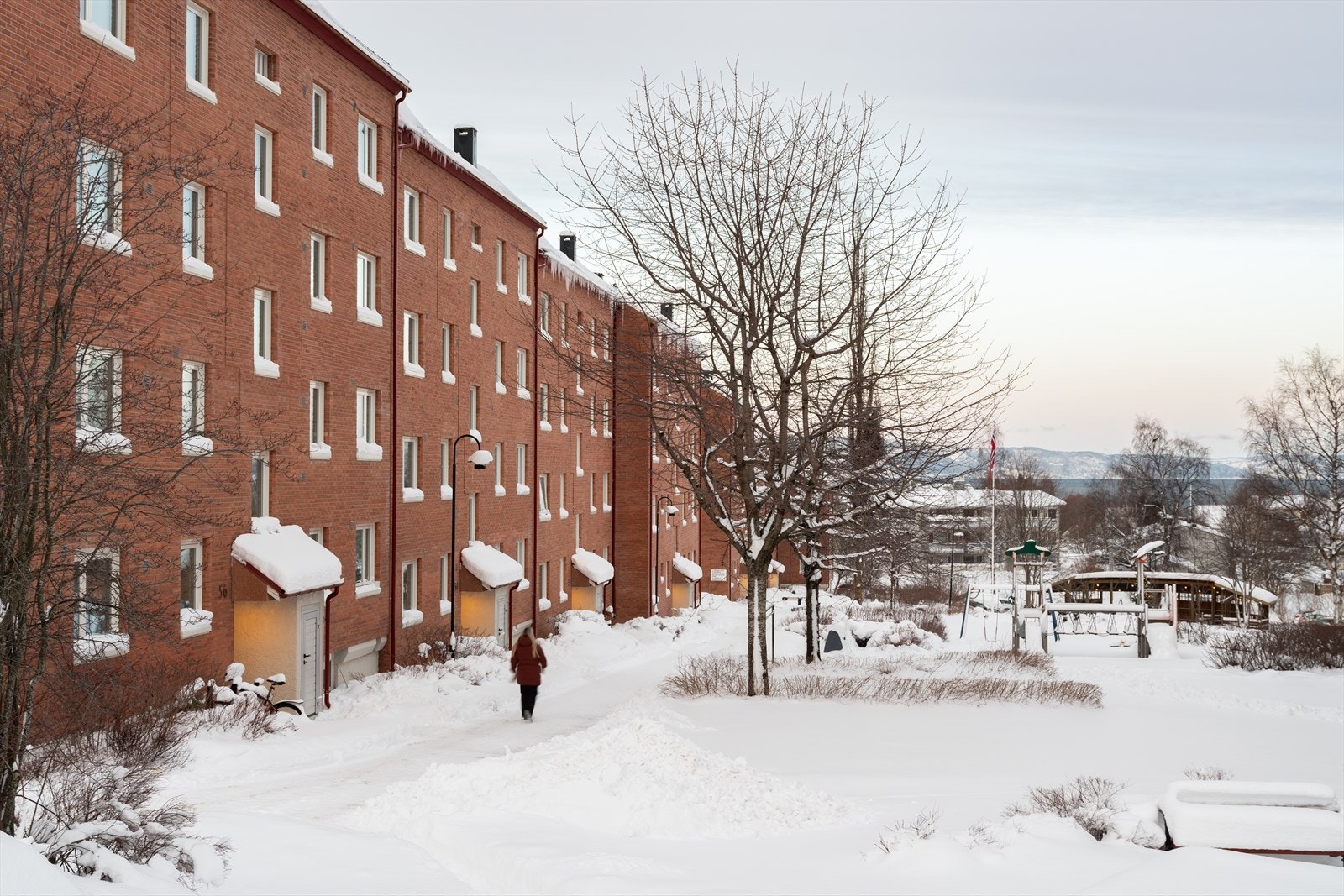 Felleskostnadene inkluderer blant annet betjening av andel fellesgjeld, kommunale avgifter, felles byggningsforsikring og diverse vedlikehold/drift iht. regnskap. Galleribilde