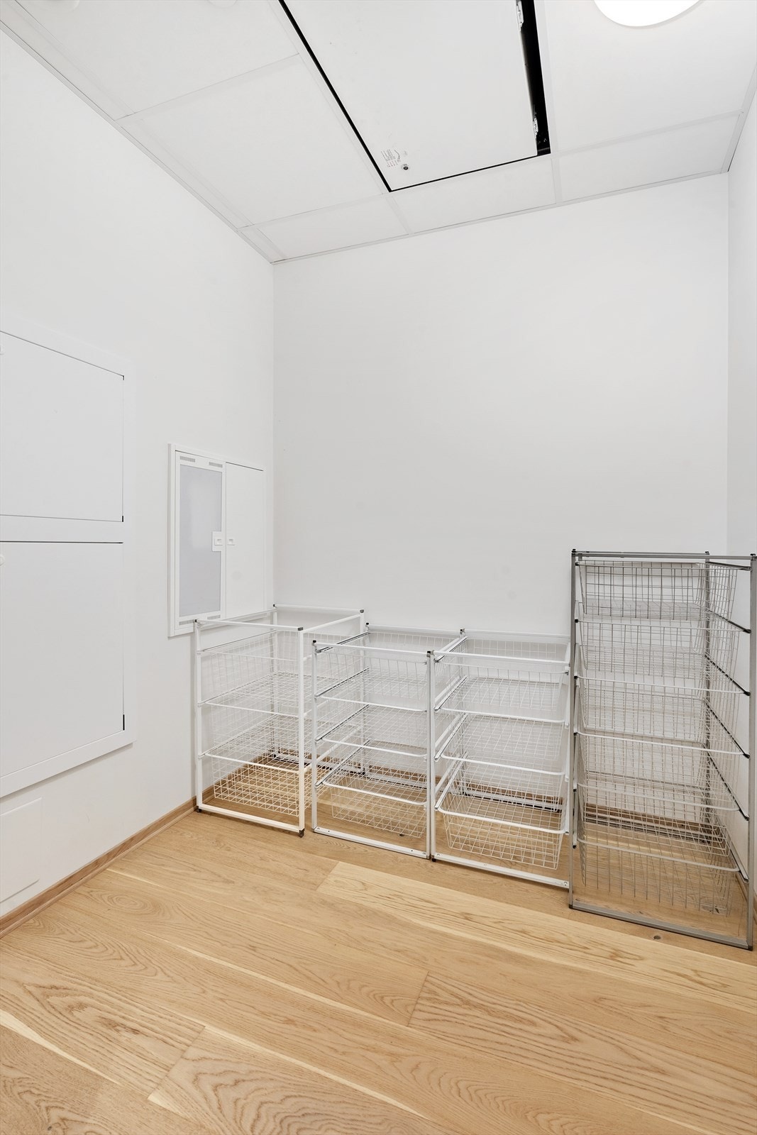 Garderoberom med god plass til oppbevaring. Galleribilde
