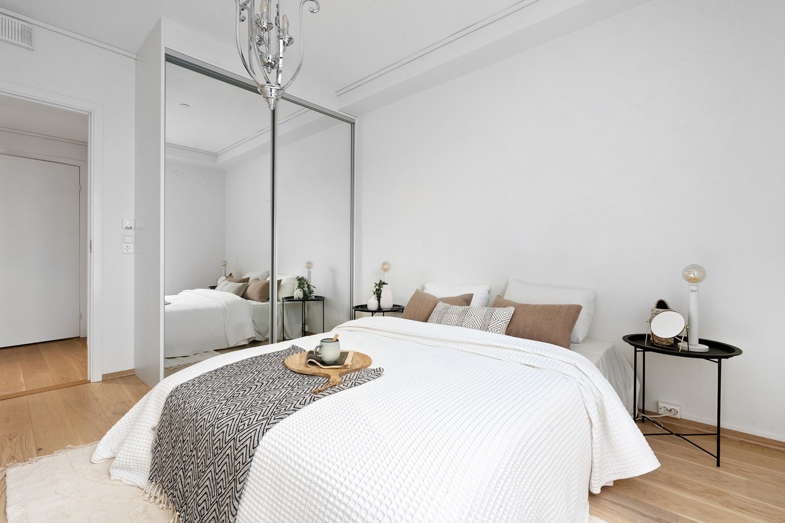 Hovedsoverom har skyvedørsgarderobe i speil. Galleribilde