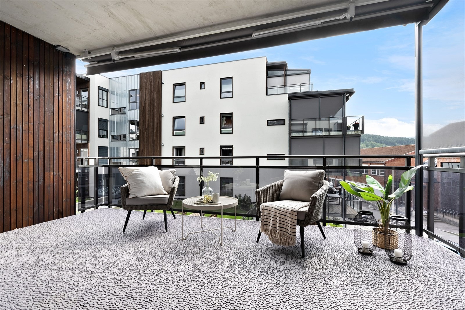 Stor og overbygget uteplass. Galleribilde