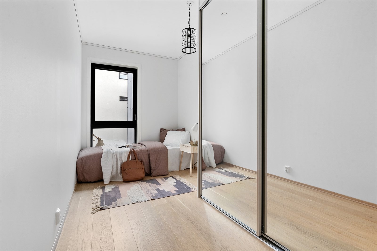 Soverom 2. har skyvedørsgarderobe i speil. Galleribilde