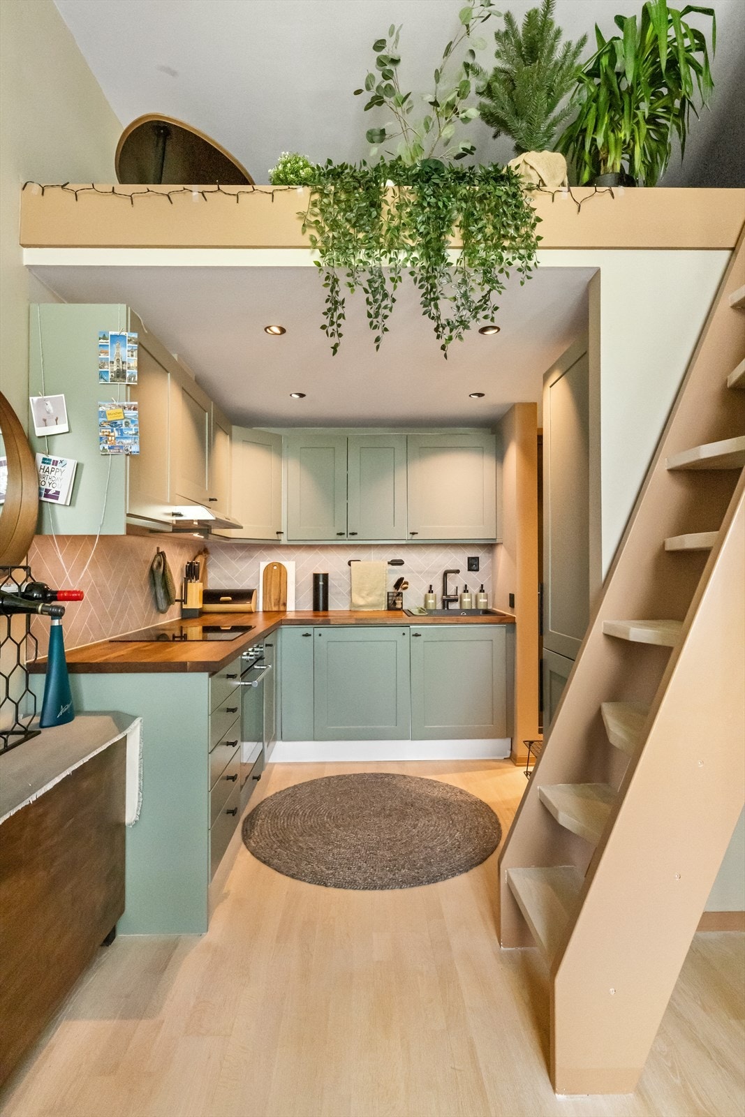 - Kjøkkenet er moderne og praktisk, med grønne skapfronter og benkeplate i tre som skaper en varm atmosfære. De innebygde spottene gir godt arbeidslys - Galleribilde