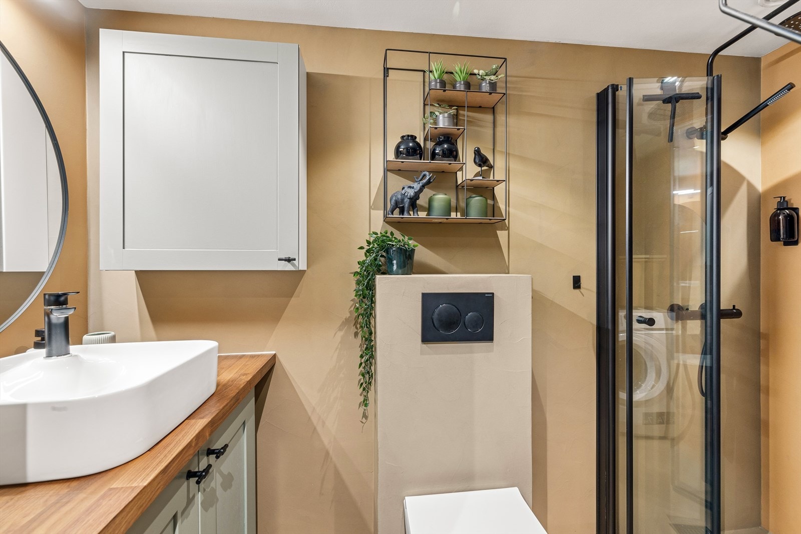 - Godt med oppbevaringsplass i vegghengt skap og servant-skap - Galleribilde