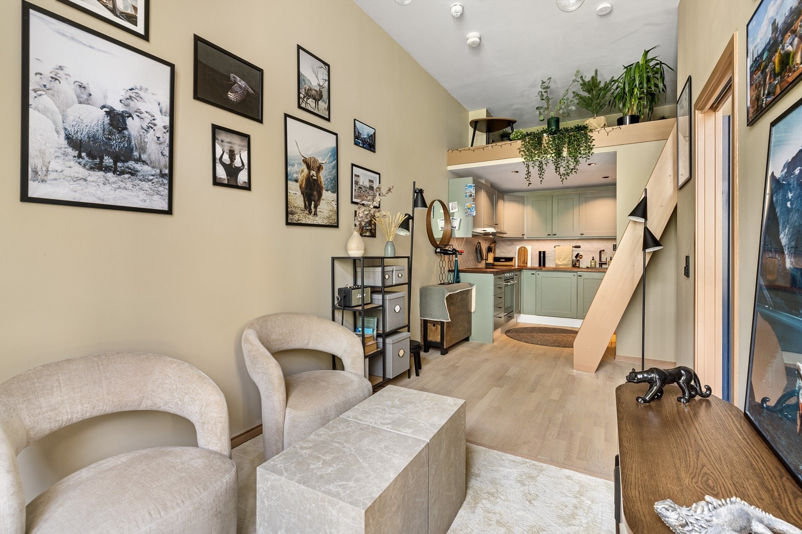 - Stuen i leiligheten er romslig, flott opplyst og har en generøs takhøyde - Galleribilde